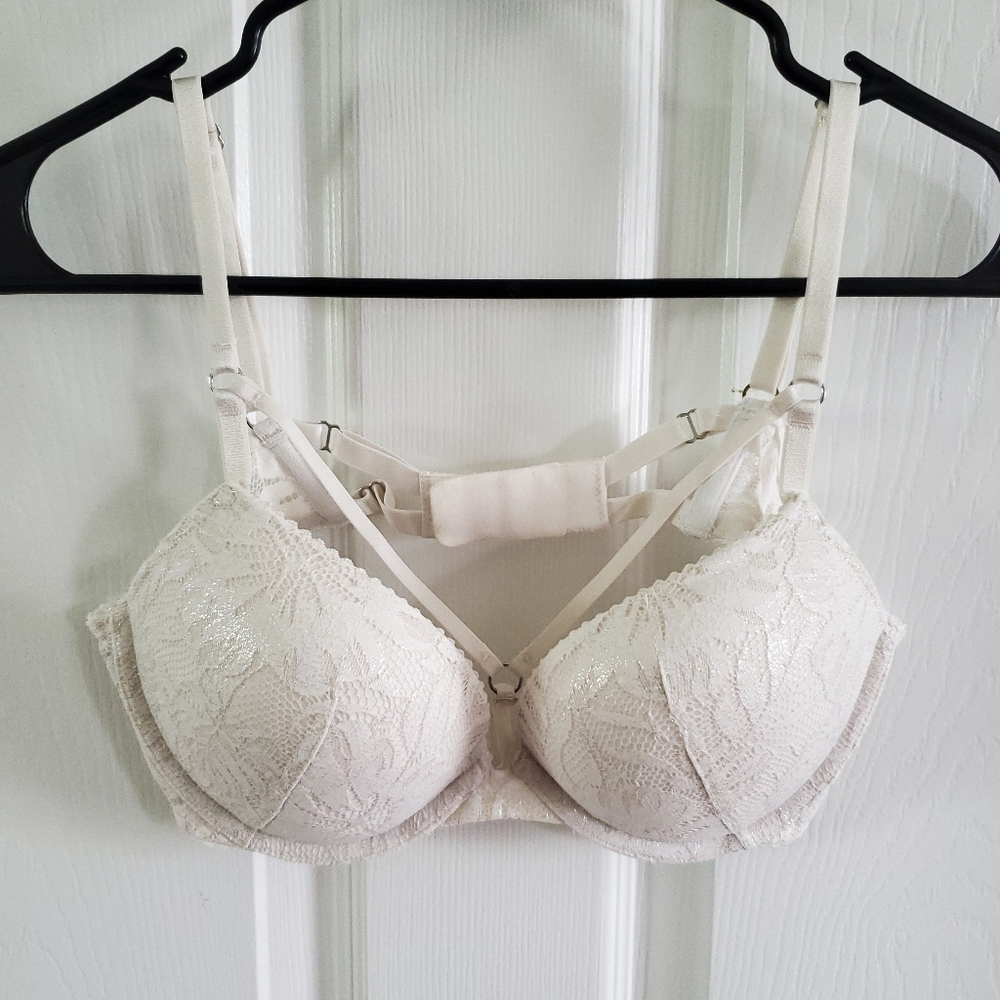 Victoria's Secret Cream Glitter Lace Bra with Underwire Support. NWOT. #SW